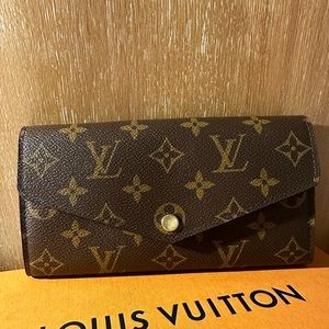 Sarah wallet. Used a hand full of times. bought from LV store.

Retails at $720